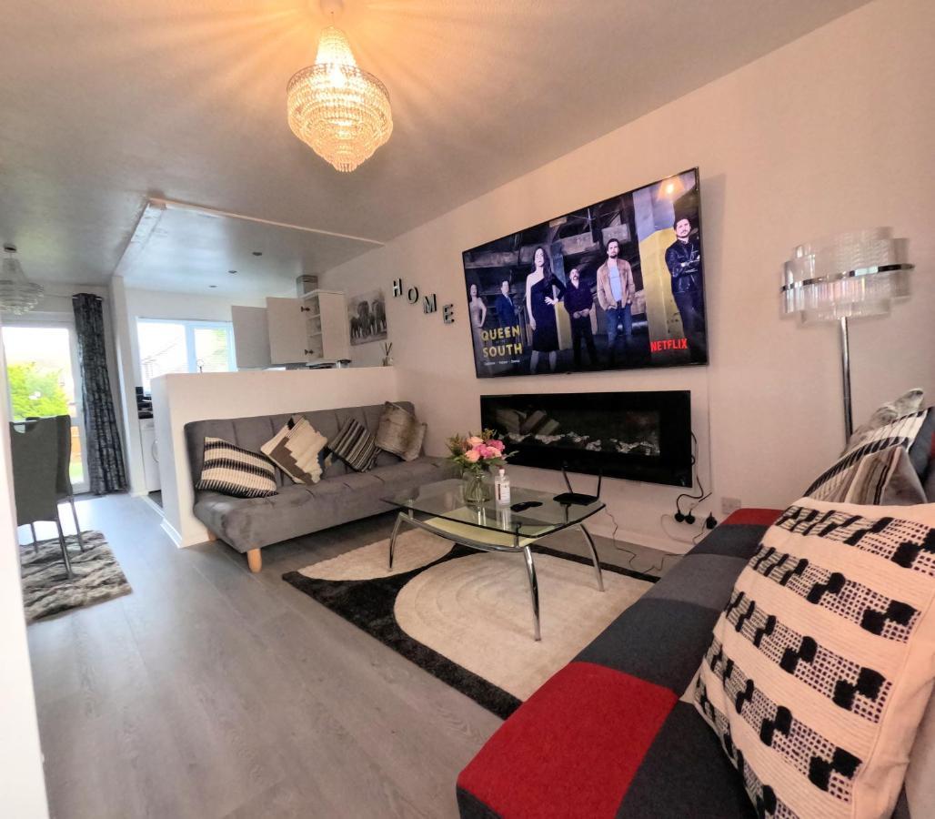 Milton Keynes Luxury Short Stay House With Wifi And Free Parking Wolverton  Exterior foto