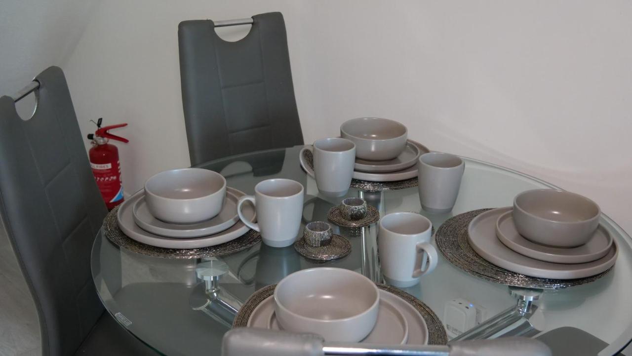 Milton Keynes Luxury Short Stay House With Wifi And Free Parking Wolverton  Exterior foto