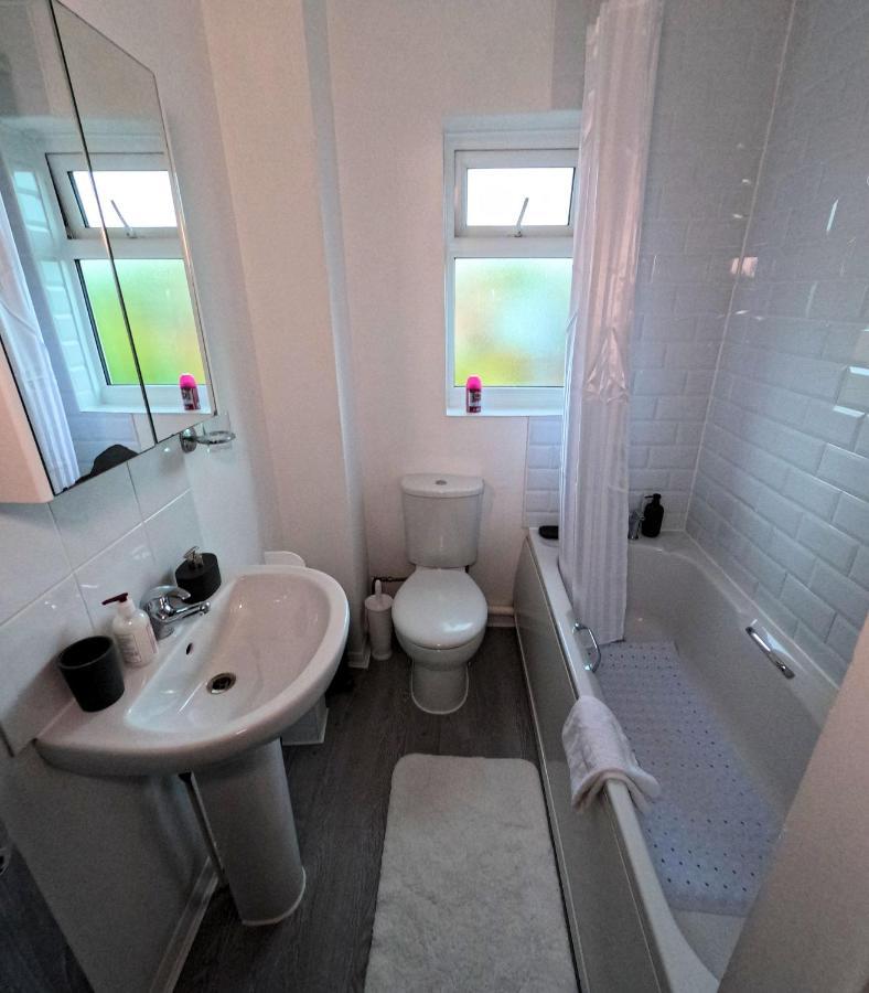 Milton Keynes Luxury Short Stay House With Wifi And Free Parking Wolverton  Exterior foto